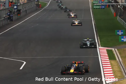 <i>Verstappen vormde de locomotief van een vrij lange trein.</i>