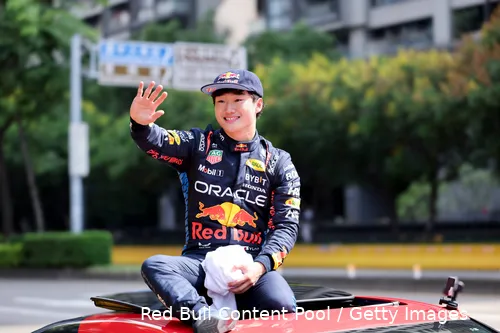 <i>Tsunoda rijdt zijn thuisrace.</i>