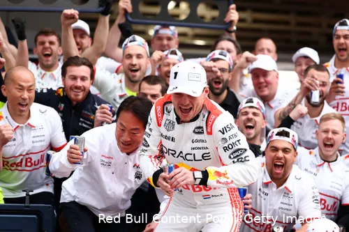 Verstappen gaf de McLarens een pak slaag in Japan.