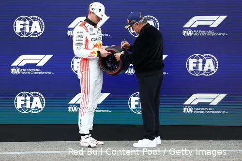 <i>Verstappen heeft er weer een Pirelli-bandje bij.</i>