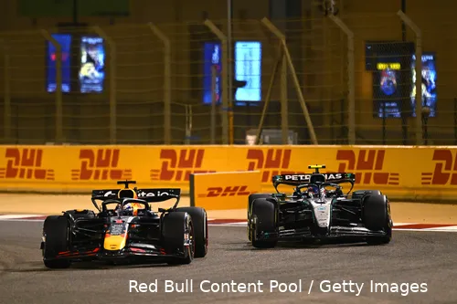 <i>Antonelli bereidt zijn inhaalactie in de eerste bocht voor.</i>