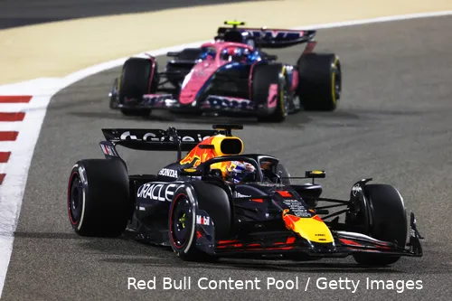 <i>Verstappen wordt achtervolgd door Jack Doohan.</i>