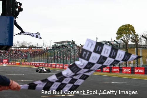 max verstappen rb21 livery red bull racing japan 1 winst finish