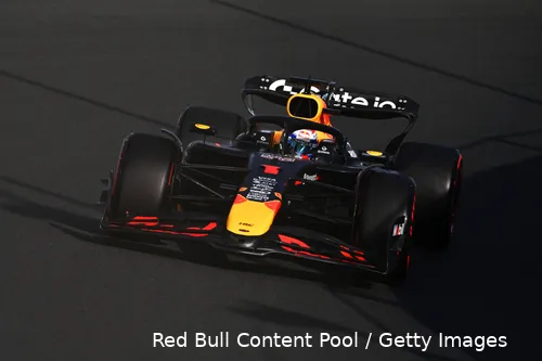 <i>Toen de zon nog scheen, was Max Verstappen zeker niet tevreden over zijn RB21.&nbsp;</i>