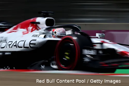 <i>Verstappen vliegt over het circuit in de kwalificatie.</i>