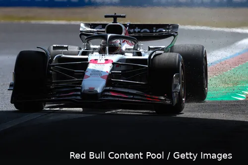 <i>Verstappen komt uit de tweede Degner-bocht.</i>