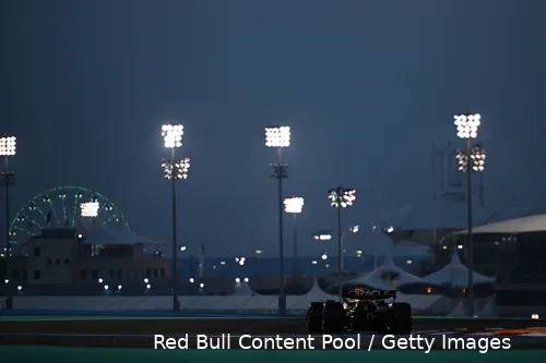 <i>Verstappen rijdt in het donkere Bahrein.</i>