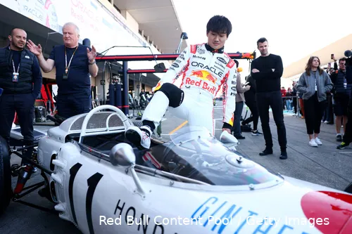 <i>Tsunoda stapt in de legendarische Honda RA272.</i>