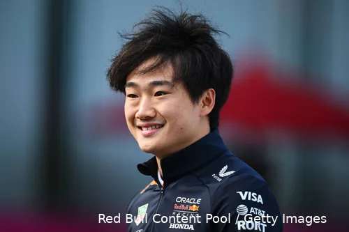 Tsunoda begint zijn debuutweekend met twee top tien-klasseringen in de vrije trainingen.