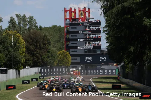 <i>Verstappen remt Russell én Piastri uit.</i>