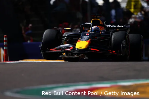<i>Verstappen stuitert over de kerbstones.&nbsp;</i>