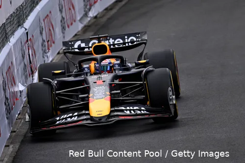 Max Verstappen heeft het bij Red Bull goed naar zijn zin, aldus vader Jos.