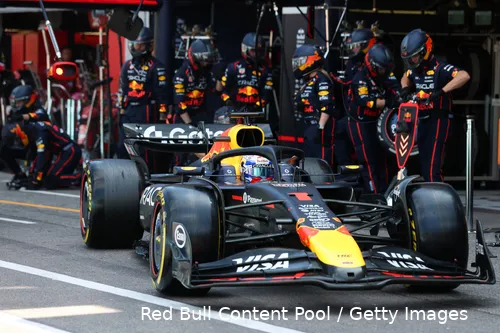 <i>Verstappen krijgt nieuwe banden.</i>