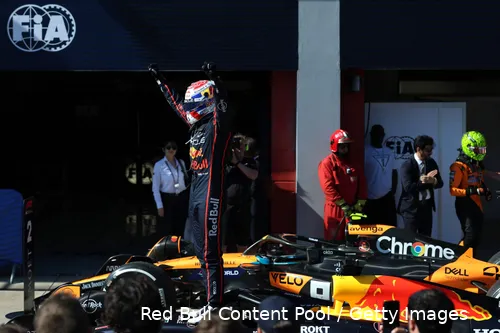 Verstappen stijgt met enige regelmaat boven zijn materiaal uit.
