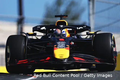 <i>Verstappen in de langzame bochten in de sprintkwalificatie.</i>