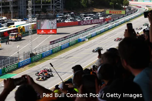 Verstappen zag na de herstart al snel Leclerc naast zich komen.&nbsp;