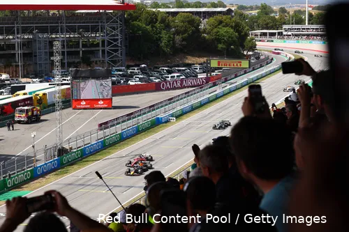 <i>Leclerc gaf toe dat hij naar de linkerkant van de baan bewoog terwijl Verstappen daar reed.</i>