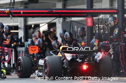 <i>Verstappen krijgt nieuwe banden.</i>