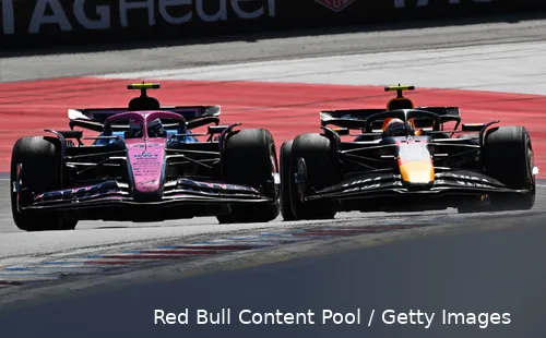 <i>Tsunoda strijdt met de tweede coureur van de hekkensluiter in het constructeurskampioenschap.</i>