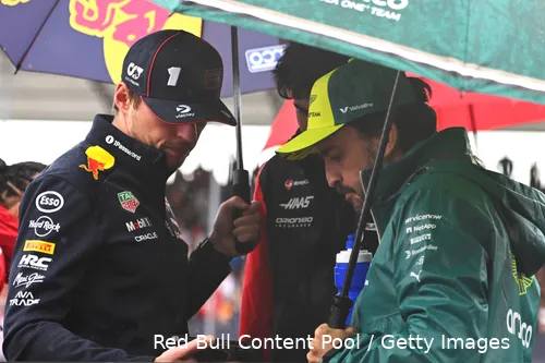 <i>Alonso naast Verstappen in de regen op Spa.</i>