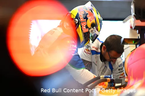 isack-hadjar-racing-bulls-2025-nederland-zandvoort-vrijdag-training-helm