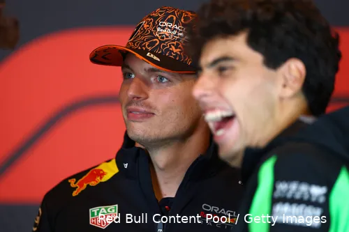 max-verstappen-red-bull-racing-donderdag-zandvoort-nederland-2025-18-gabriel-bortoleto-lach