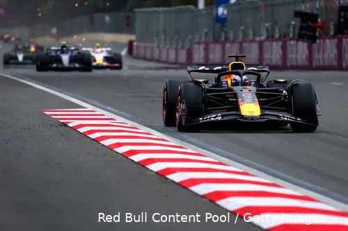 carlos-sainz-williams-liam-lawson-racing-bulls-max-verstappen-red-bull-racing-bakoe-zondag-azerbeidzjan-2025