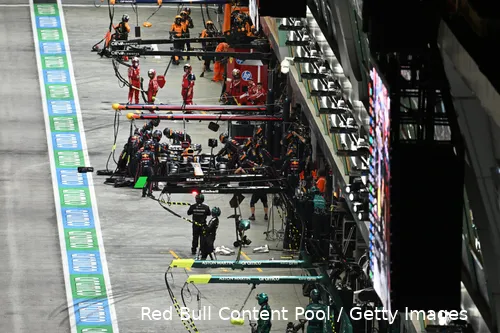 max-verstappen-singapore-race-2025-red-bull-racing-pitstop