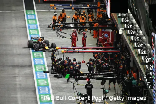 max-verstappen-singapore-race-2025-red-bull-racing-pitstop