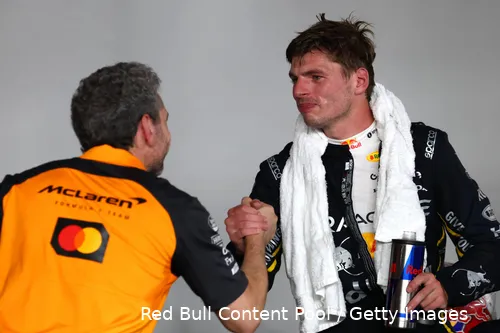 max-verstappen-singapore-zondag-2025-andrea-stella-felicitatie