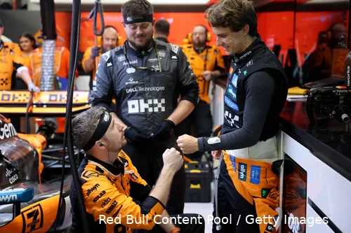 oscar-piastri-singapore-mclaren-racedag-2025