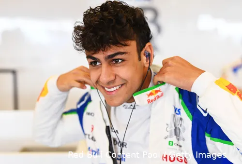 arvid-lindblad-racing-bulls-2025-abu-dhabi-12