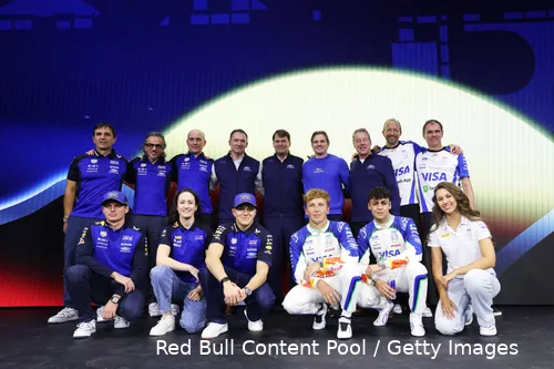 isack-hadjar-red-bull-racing-2026-detroit-1-laurent-mekies-max-verstappen-1-pierre-wache-oliver-mintzlaff-jim-farley-peter-bayer-alan-permane-liam-lawson-arvid-lindblad-racing-bulls-detroit