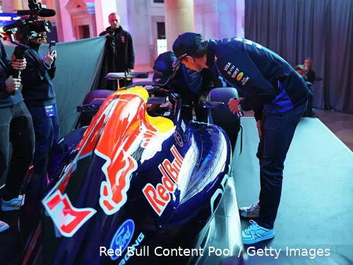 max-verstappen-red-bull-racing-reveal-1-rb22-1
