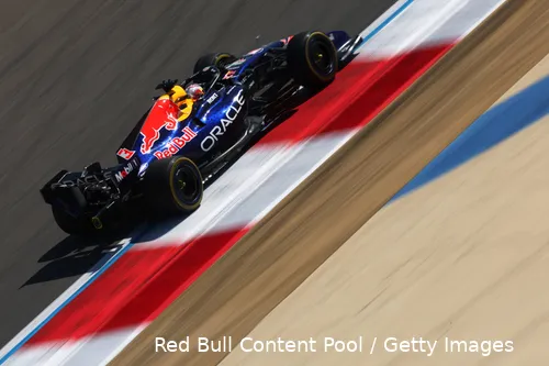 max-verstappen-red-bull-racing-rb22-wintertest-bahrein-12