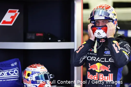 max-verstappen-red-bull-racing-wintertest-bahrein-1-helm