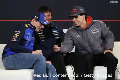 max-verstappen-china-2026-donderdag-red-bull-racing-2-alexander-albon-gabriel-bortoleto-12-lach-telefoon-1