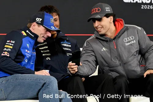 max-verstappen-china-2026-donderdag-red-bull-racing-2-alexander-albon-gabriel-bortoleto-12-lach-telefoon-12