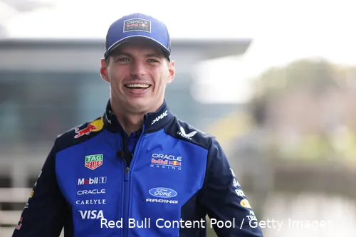 max-verstappen-china-2026-donderdag-red-bull-racing-2-lach-blij