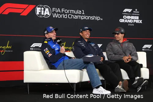 max-verstappen-red-bull-racing-china-donderdag-2026-1-gabriel-bortoleto-alexander-albon-14