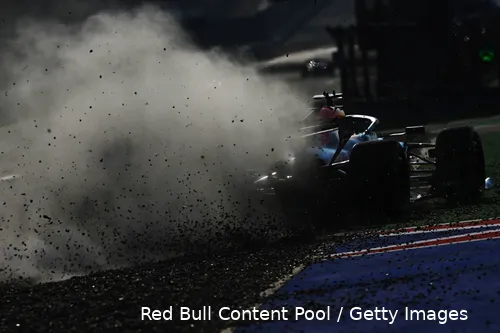 max-verstappen-red-bull-racing-china-vrijdag-3-12-grindbak