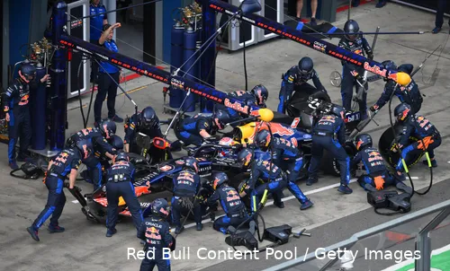 max-verstappen-red-bull-racing-rb22-australië-grand-prix-17-pitstop-1