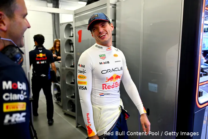 Verstappen kon zijn lach niet inhouden toen hij Buscombe zag.