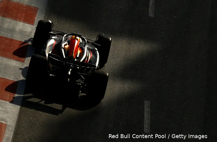 max verstappen red bull racing pitstop azerbeidzjan rb20 1913812