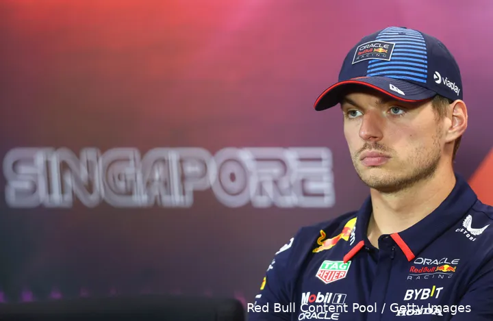 Verstappen moest op het matje komen nadat hij schold tijdens de persconferentie in Singapore.