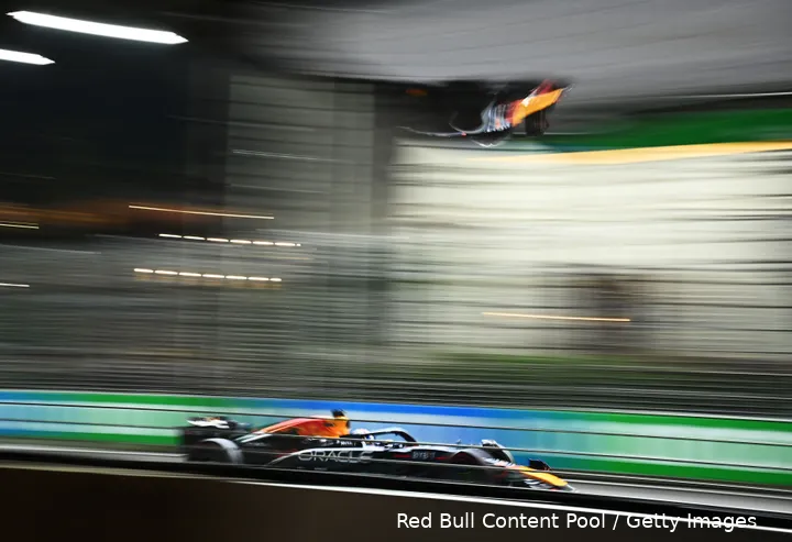 <i>Verstappen raast door de straten van Singapore.</i>