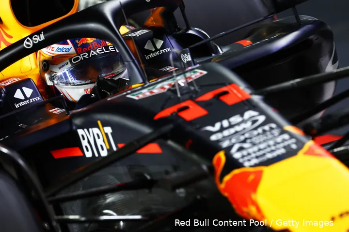 <i>Sergio Pérez zat lang vast achter Nico Hülkenberg.</i>