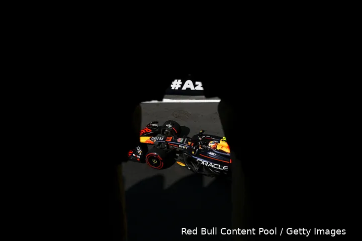 <i>Pérez rijdt over het Baku City Circuit.</i>