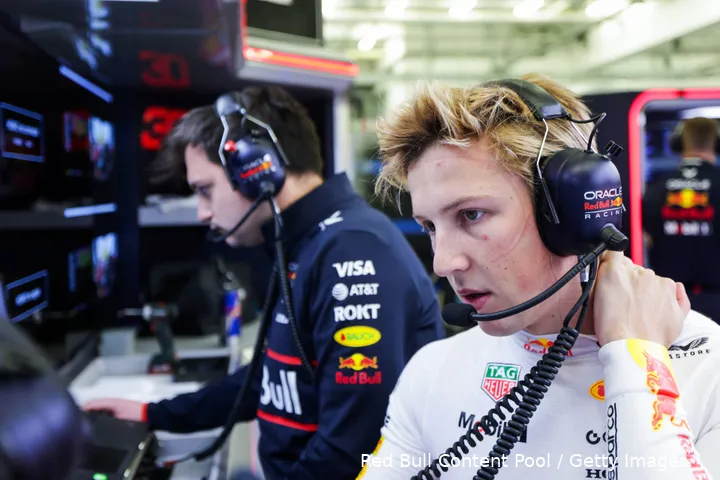 liam lawson red bull racing bahrein 2025 12 15