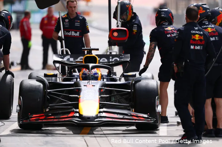 max verstappen rb21 bahrein wintertest red bull racing 12 1 pitstop